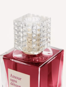 Gros plan sur le flacon du parfum Amour Sans Désir de Valentino, avec son capot texturé iconique.