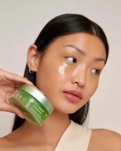 Personne appliquant les patchs yeux Depuff Eyespresso de Yepoda, un soin défatigant et décongestionnant.