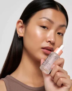 Personne présentant le sérum Repair Hero de Yepoda, un soin réparateur pour apaiser et renforcer la peau.