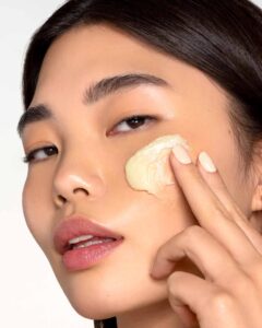 Personne appliquant le baume démaquillant The Calm Balm de Yepoda sur le visage.