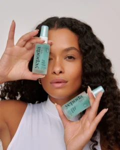 Personne tenant le spray The Mist Have de Yepoda, une brume hydratante pour rafraîchir et apaiser la peau.