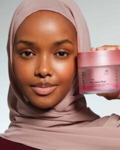 Personne présentant le Porefect Pad de Yepoda, un tonique exfoliant pour resserrer les pores et lisser la peau.