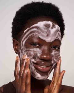 Personne appliquant le nettoyant moussant The Bubble Double de Yepoda sur le visage.