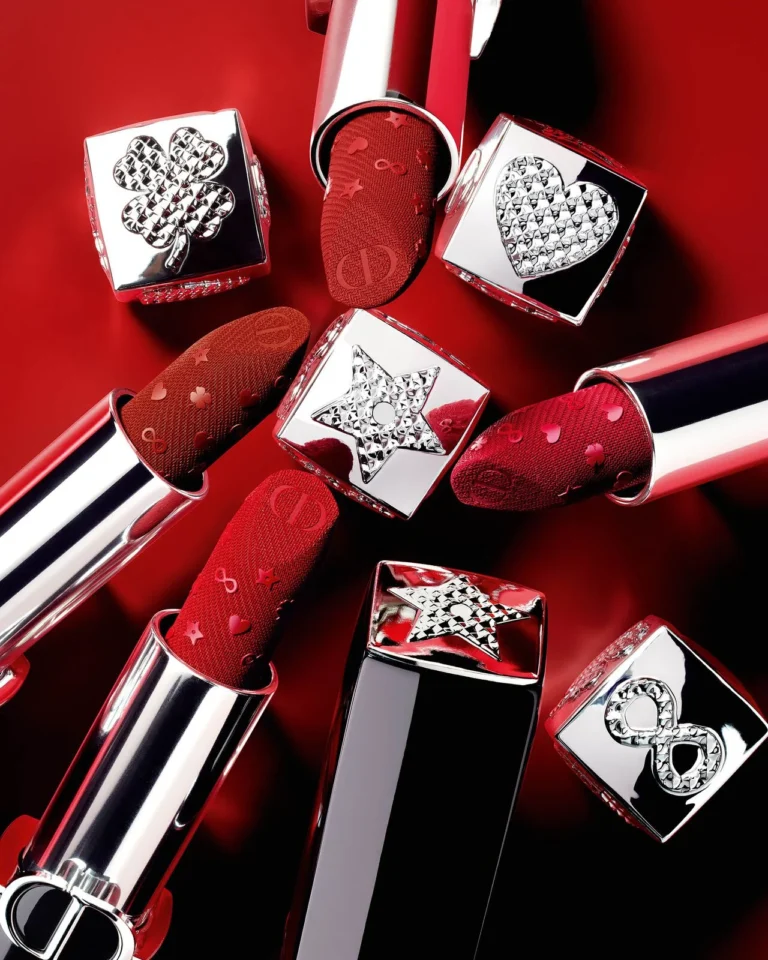 Collection de rouges à lèvres Dior The Lucky Lipstick aux capots décorés de symboles chance