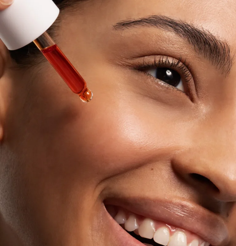 Application du sérum Glow & Protect Vitamine C Respire sur la peau