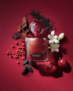 Flacon du parfum Flirt Alert Montenapoleone Love Addiction de KIKO Milano sur fond rouge avec notes de cerise et bois