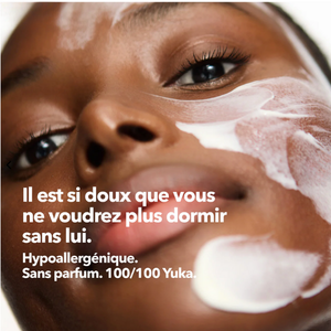 Application du Masque de Nuit Anti-Soif Krème sur le visage, texture crémeuse et hydratante