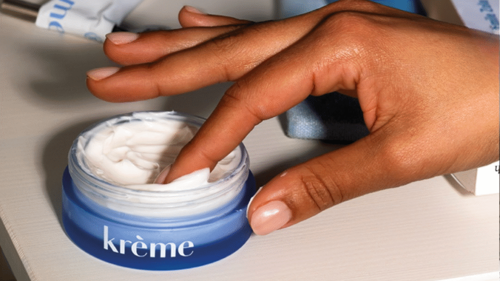 Texture crémeuse du Masque de Nuit Anti-Soif Krème prélevée au doigt