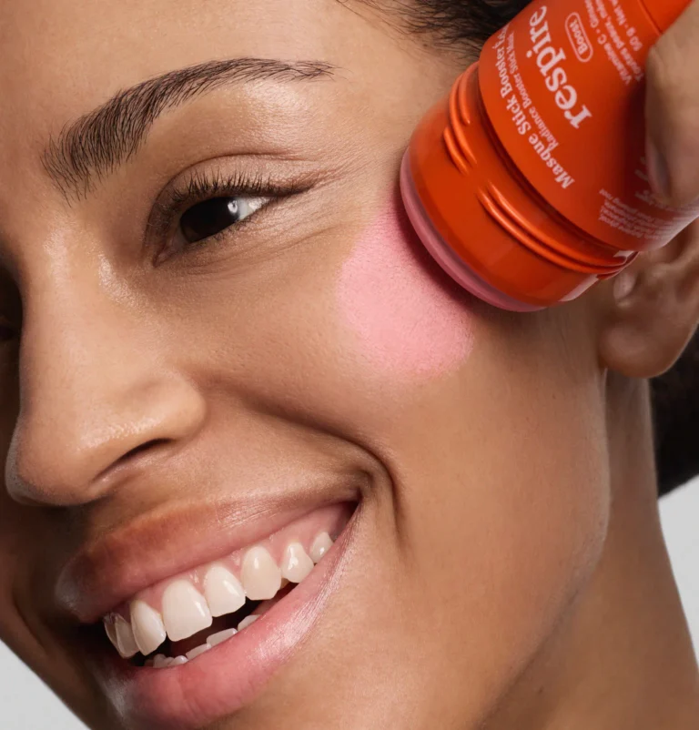 Application du masque stick vitamine C Respire sur le visage pour booster l’éclat du teint