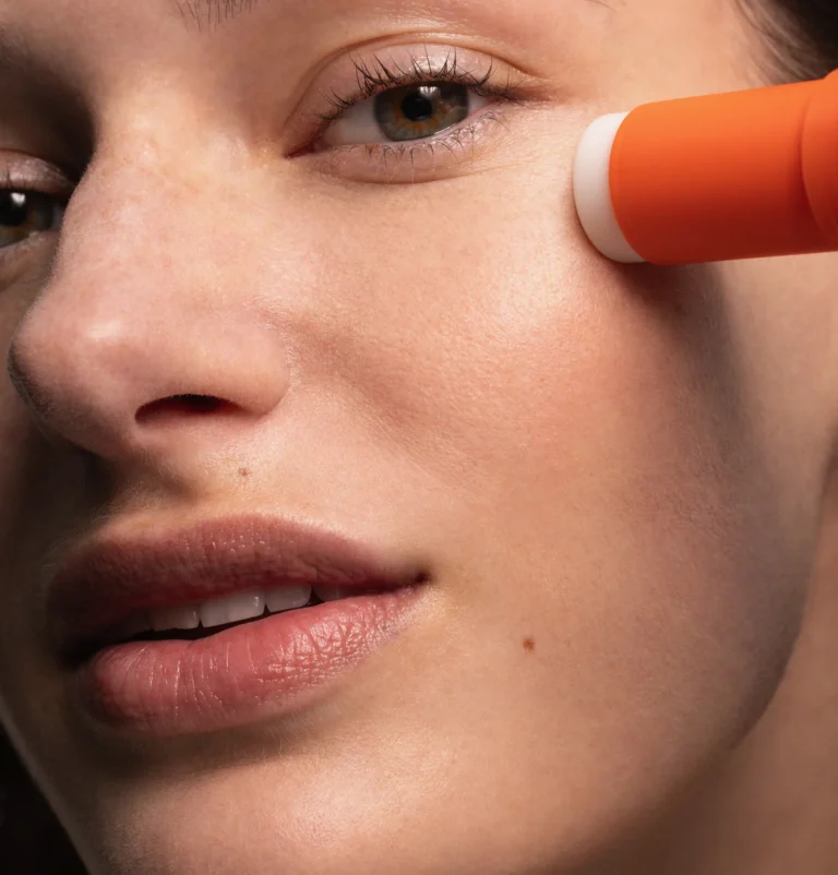 Application du stick regard Vitamine C Respire sur le contour des yeux