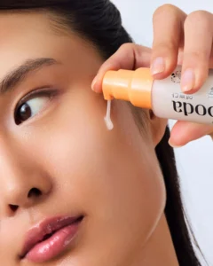 Application de l’essence The Skinject Effect Yepoda sur la peau du visage