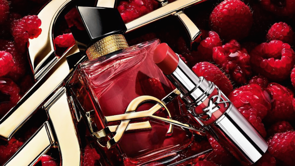 Flacon du parfum Libre Berry Crush de YSL Beauté plongé dans des framboises rouges
