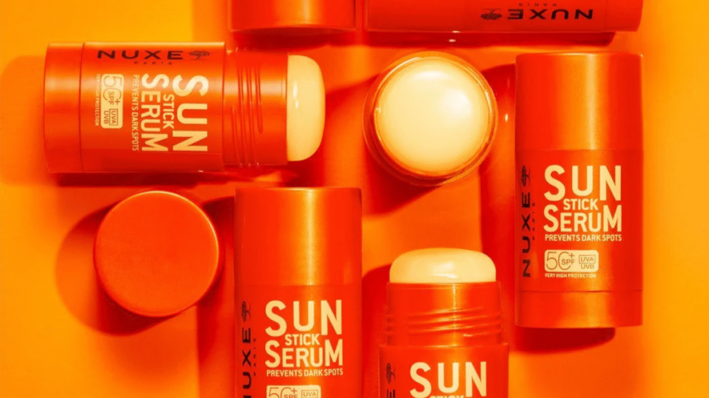 Sérum solaire en stick SPF50 NUXE Sun pour le visage, format nomade et haute protection UV