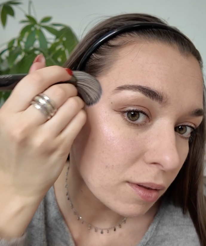 Application du blush glaze Sephora au pinceau sur les pommettes