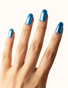Manucure ongles chrome bleu Cyber Blue Le Mini Macaron effet miroir