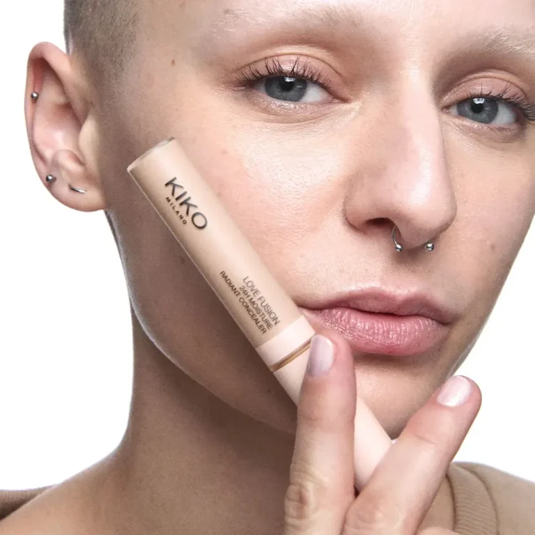 KIKO Love Fusion 24H Moisture Radiant Concealer appliqué sur le visage d’un modèle