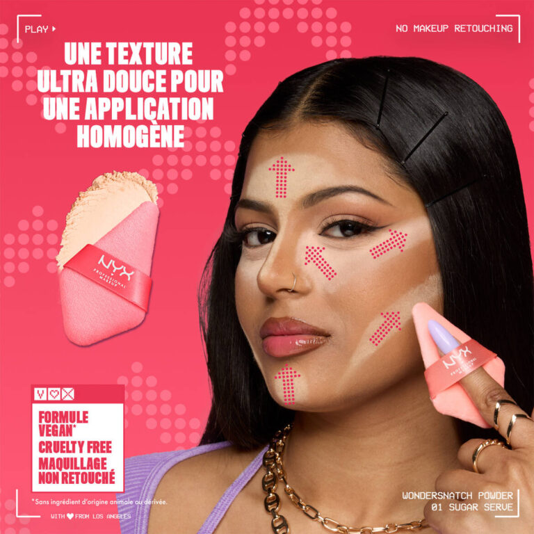 Application de la poudre NYX Wonder Snatch avec houppette pour un effet lift et un teint lissé