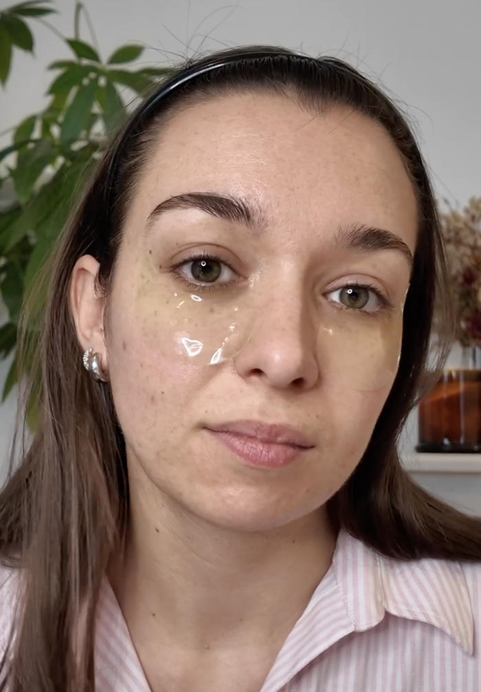 Application des patchs yeux Yepoda The Depuff Eyespresso pour réduire les cernes et poches